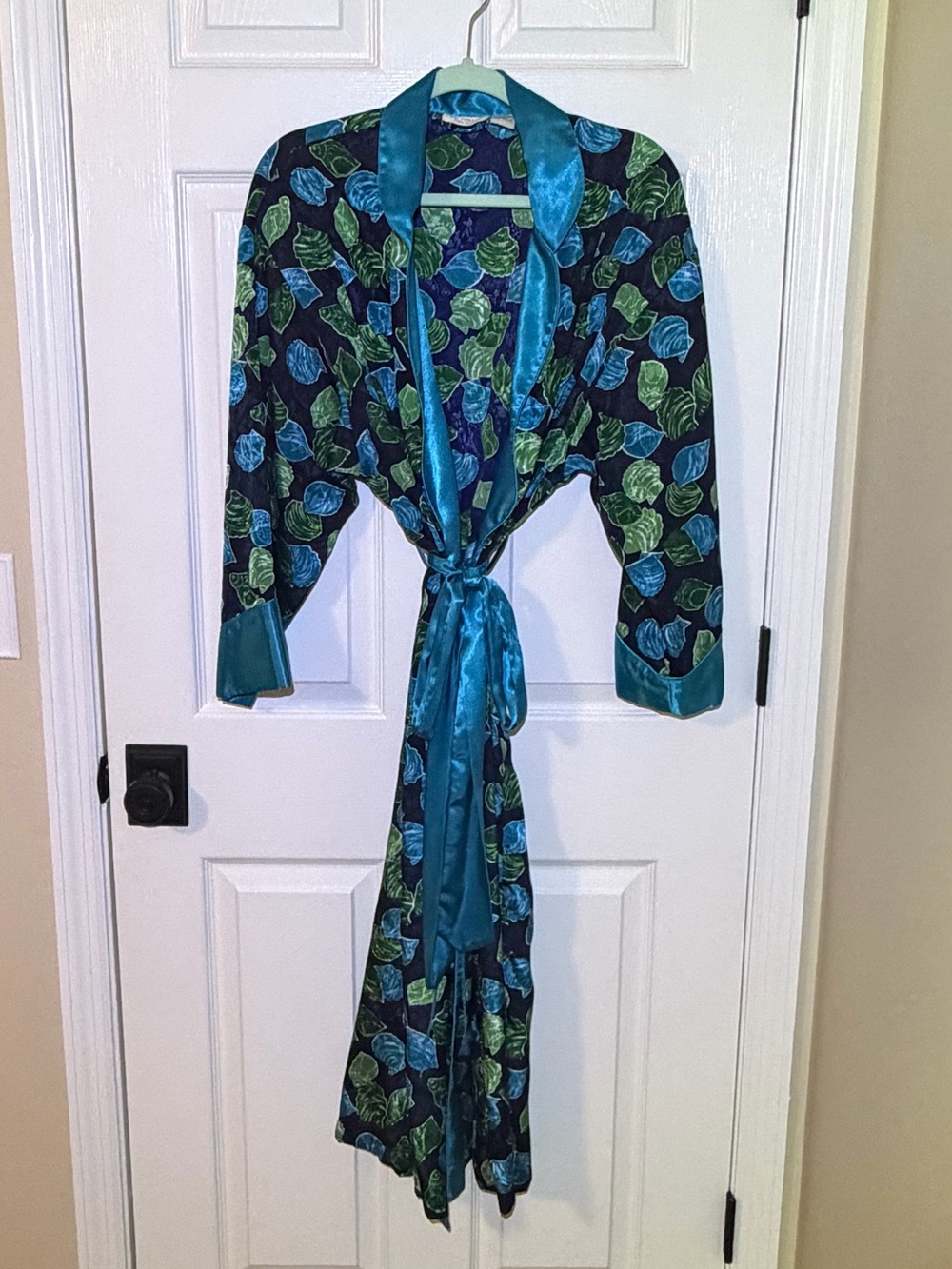 Vintage Victoria’s Secret Teal & Navy Sea Shell Print Satiny Long Robe. Small